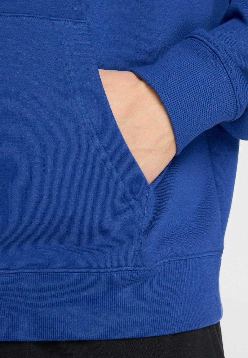 Blaues Sweatshirt aus Baumwolle mit einer Vordertasche, gerippten Bündchen und Saum. Glatte Textur und bequeme Passform.
