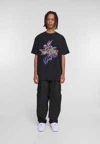 Upscale by Mister Tee YU-GHI-OH DARK MAGICIAN HEAVY  - Marškinėliai su spaudiniu - black