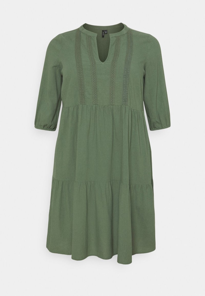 Grünes Baumwollkleid mit Dreiviertelärmeln, Ausschnittkragen und dekorativen Nähten. Ausgestellter, gestufter Schnitt mit lockerer Passform.