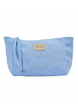 Pochette en tissu bleu clair avec des motifs de feuilles en relief, une lanière de poignet sur le côté et une étiquette beige indiquant "VERDE" à l'avant.