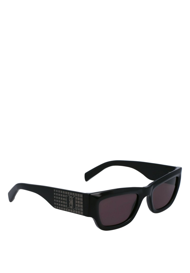 Lunettes de soleil noires avec une forme rectangulaire, finition mate, verres sombres et un accent gris à motifs sur les branches.