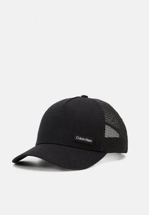 Schwarze Calvin Klein Baseballkappe mit gebogenem Schirm und Netzrückenteilen vor schlichtem weißem Hintergrund.