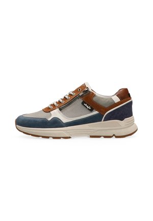 Sportieve sneaker met een mix van grijze, marineblauwe en bruine materialen; meshpanelen, vetersluiting en zijrits; gestructureerde accenten.