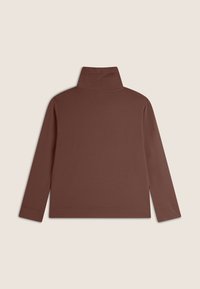 Maglione a maniche lunghe con colletto alto di colore marrone. Tessuto morbido, vestibilità slim, con un colletto alto e spacchi laterali all'orlo per una silhouette rilassata.