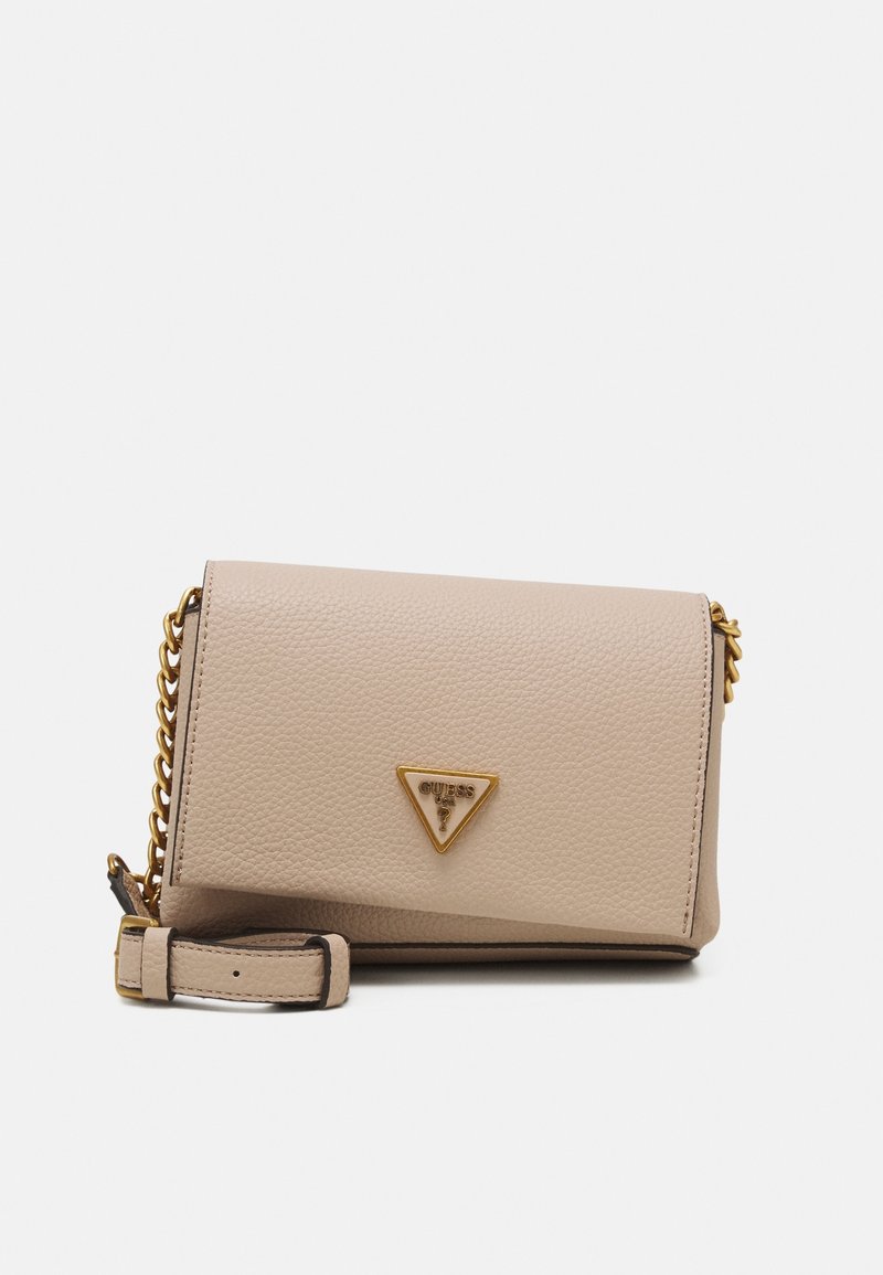 Beige texturovaná kožená kabelka přes rameno se zlatým řetízkem, s trojúhelníkovou logem na přední straně. Kompaktní obdélníkový tvar.