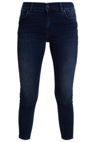 Vaqueros skinny de mezclilla azul oscuro con cintura alta, diseño clásico de cinco bolsillos y un pequeño botón de metal en la cintura. Textura suave.