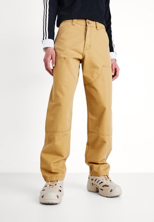 Wrangler, CASEY JONES CARPENTER - Pantalon classique - dijon