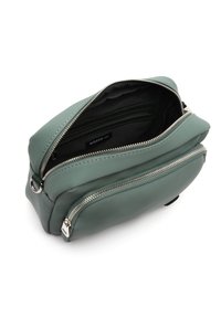 Borsa in pelle vegana verde con due scomparti con cerniera. Tessuto liscio, forma rettangolare e dettagli in metallo argentato. L'interno presenta slot per carte.