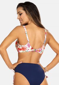 Biustonosz bikini w kwiatowy wzór z regulowanymi ramiączkami, na białym tle, oraz granatowe majtki high-waisted; posiada zapięcie na plecach.