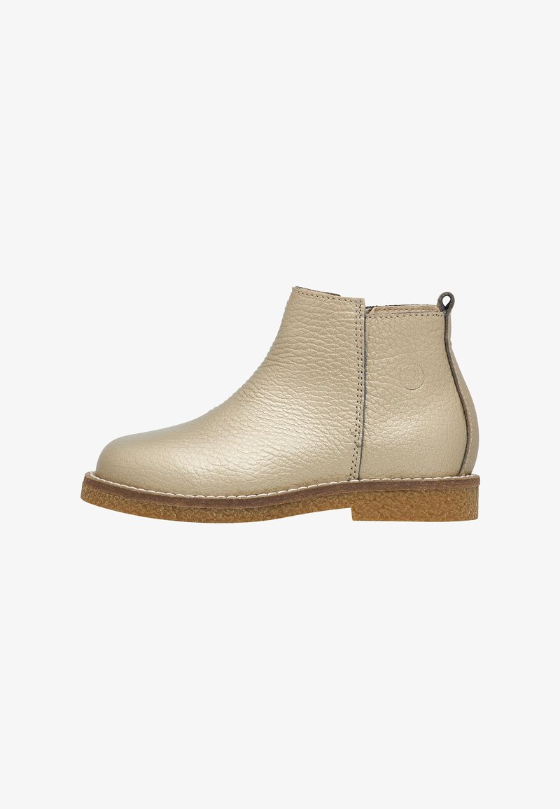Bottine en cuir beige avec une finition lisse, bout rond et zip sur le côté. Présente une tige texturée et une semelle de couleur marron clair contrastante.