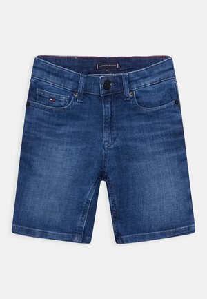 Niebieskie dżinsowe spodenki z guzikami z przodu, szlufkami na pasek, kieszeniami z przodu i na monety oraz małym logo Tommy Hilfiger na kieszeni na monety.