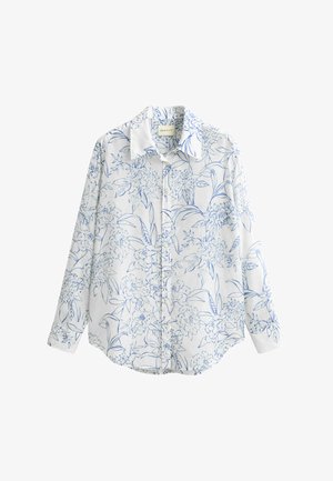 Witte blouse met lange mouwen en knopen, voorzien van blauwe bloemenlijnpatronen en een spitse kraag, weergegeven op een witte achtergrond.