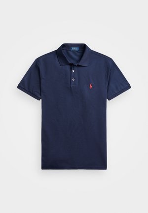 Marineblaues kurzärmeliges Polohemd mit Kragen, zwei weißen Knöpfen und rotem gesticktem Logo auf der linken Brust.