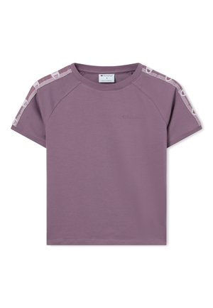 Fioletowa koszulka Champion z krótkim rękawem, z taśmą z logo na ramionach i małym haftowanym logo na piersi.