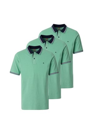 Drei grüne Poloshirts mit dunkelblauen Kragen und Ärmelbündchen, jeweils mit weißen Streifendetails und kleinem Brustlogo.