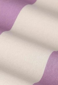 Tissu en coton avec des rayures alternées de lavande douce et de blanc cassé. La texture est lisse avec un tissage subtil.