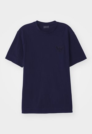Navyblauwe katoenen T-shirt met korte mouwen, voorzien van een getextureerd geborduurd logo in de vorm van een adelaar op de linkerborst.