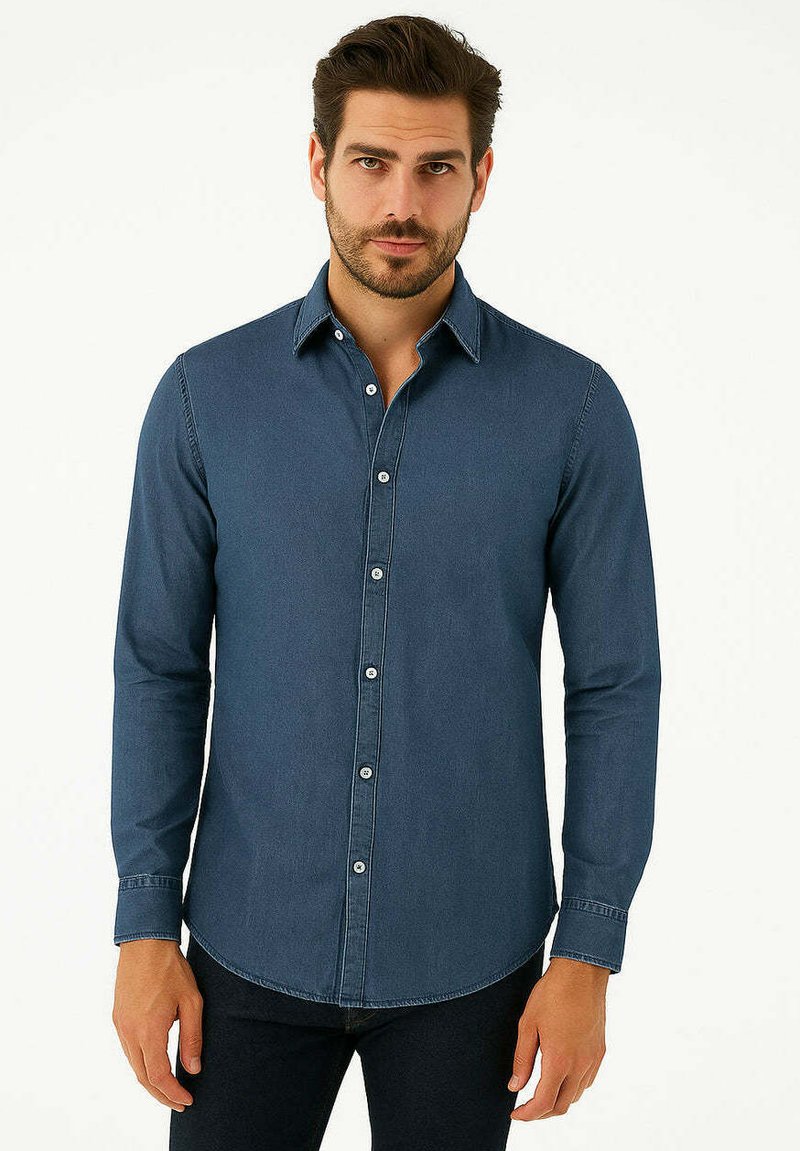 Camicia in denim blu scuro con maniche lunghe, colletto button-down e patta con bottoni frontale. Presenta un orlo curvo e dettagli di cucitura visibili.