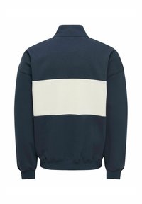 Sweat-shirt bleu marine avec une large bande blanche horizontale dans le dos, manches longues et poignets et ourlet côtelés.