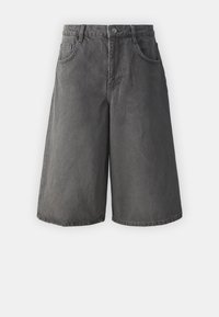Shorts de mezclilla grises con un corte holgado, largo hasta la rodilla, cinco bolsillos y cierre de botón. Presentan una textura desgastada y sutiles detalles de costura.