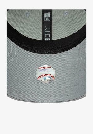 Intérieur d'une casquette de baseball grise avec une bordure noire et un autocollant rond d'authenticité Major League Baseball sous la visière.
