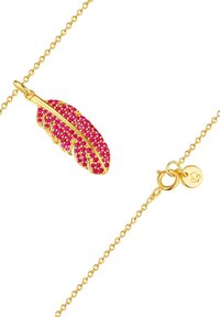 Guld-tone halskæde med en pink rhinestone-prydet fjer-pendant, der har en delikat kæde og lobsterlukning.
