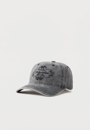Casquette de baseball grise usée avec visière incurvée et décorations en écriture noire sur le panneau avant, présentée sur un fond blanc.