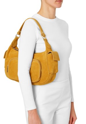 Borsa a spalla gialla in suede con molteplici tasche, texture liscia e accessori in tonalità oro. Progettata con una forma curvata e tracolla regolabile.