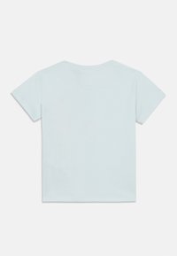 Ανοιχτό μπλε βαμβακερό T-shirt με στρογγυλή λαιμόκοψη, κοντά μανίκια και άνετη γραμμή. Χωρίς ορατά γραφικά ή σχέδια, με λεία υφή.