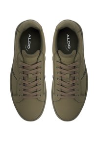 Sneaker verde oliva realizzati in materiale sintetico con lacci marroni, punta arrotondata, accenti a contrasto e logo in rilievo di lato.