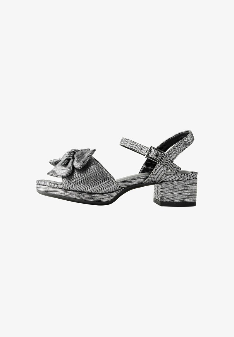 Sandale cu dungi argintii, cu accent de fundiță, design cu vârful descoperit, curea ajustabilă la glezna și toc mic tip bloc. Material sintetic texturat.