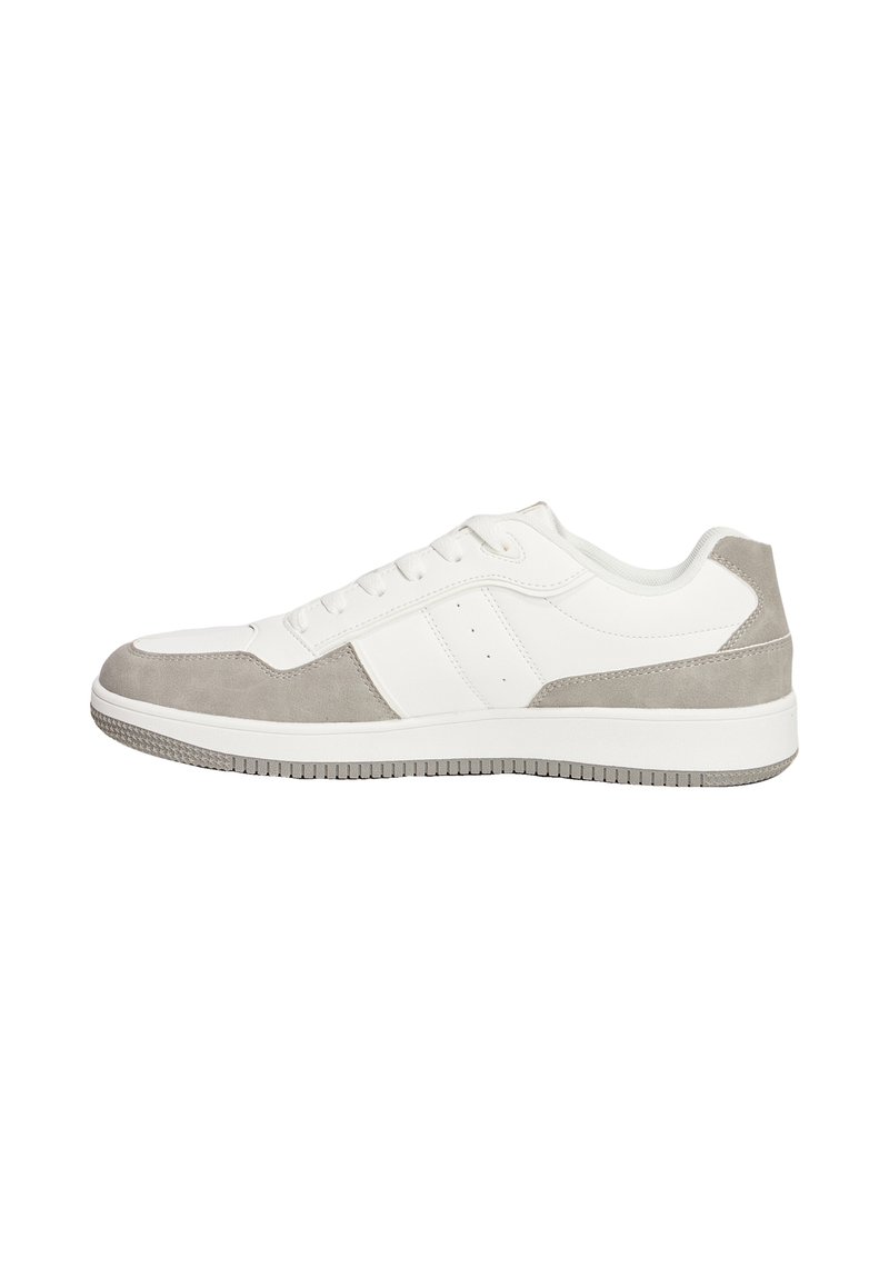 Sneaker bianche e grigie con una tomaia in pelle liscia e dettagli in camoscio, sole in gomma, punta rotonda e dettagli forati per la traspirabilità.