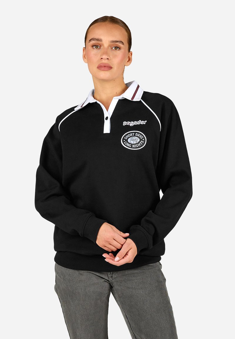 Μαύρο φούτερ με λευκό γιακά και ριγέ λεπτομέρειες, διαθέτοντας λογότυπο και λευκή επένδυση κατά μήκος των ώμων. Πλεκτοί καρποί και τελείωμα.