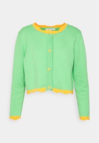 Cardigan vert tricoté avec bordure jaune sur le col, les poignets et l'ourlet, doté de boutons jaunes sur le devant.