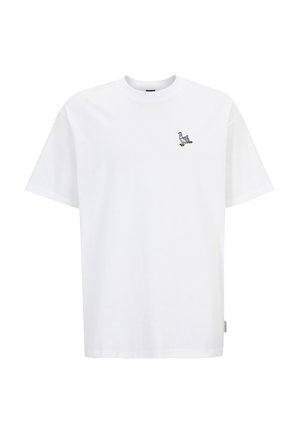 Weißes T-Shirt mit kurzen Ärmeln und kleinem besticktem Taubendesign auf der linken Brust sowie einem kleinen Stoffetikett an der unteren Seitennaht.