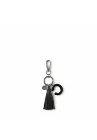 Llave de cuero negro con un borlas, herrajes de metal, un acento circular y un pequeño charm adjunto; diseño elegante y minimalista.