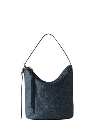 Borsa in pelle testurizzata blu scuro con una singola tracolla e una lunga cerniera decorativa su sfondo bianco.