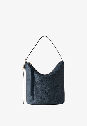 Borsa in pelle testurizzata blu scuro con una singola tracolla e una lunga cerniera decorativa su sfondo bianco.