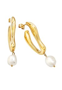 Złote kolczyki w kształcie obręczy o falistym wzorze; każdy z nich ma zwisającą, nieregularną białą perłę dla dodatkowego detalu. Gładkie, błyszczące wykończenie.