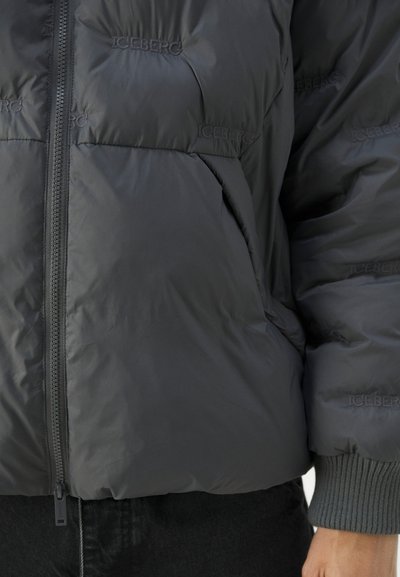 Pilkas pūkinis švarkas su aukštu apykakle ir užtrauktuku, kuriame yra subtilus Iceberg prekės ženklas, šonkauliniai rankogaliai ir lygus, blizgus tekstūra.