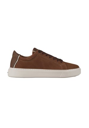 Sneaker bassi marroni con lacci marroni scuri, suola bianca e dettagli di cucitura minimi, mostrato in profilo laterale su sfondo bianco.