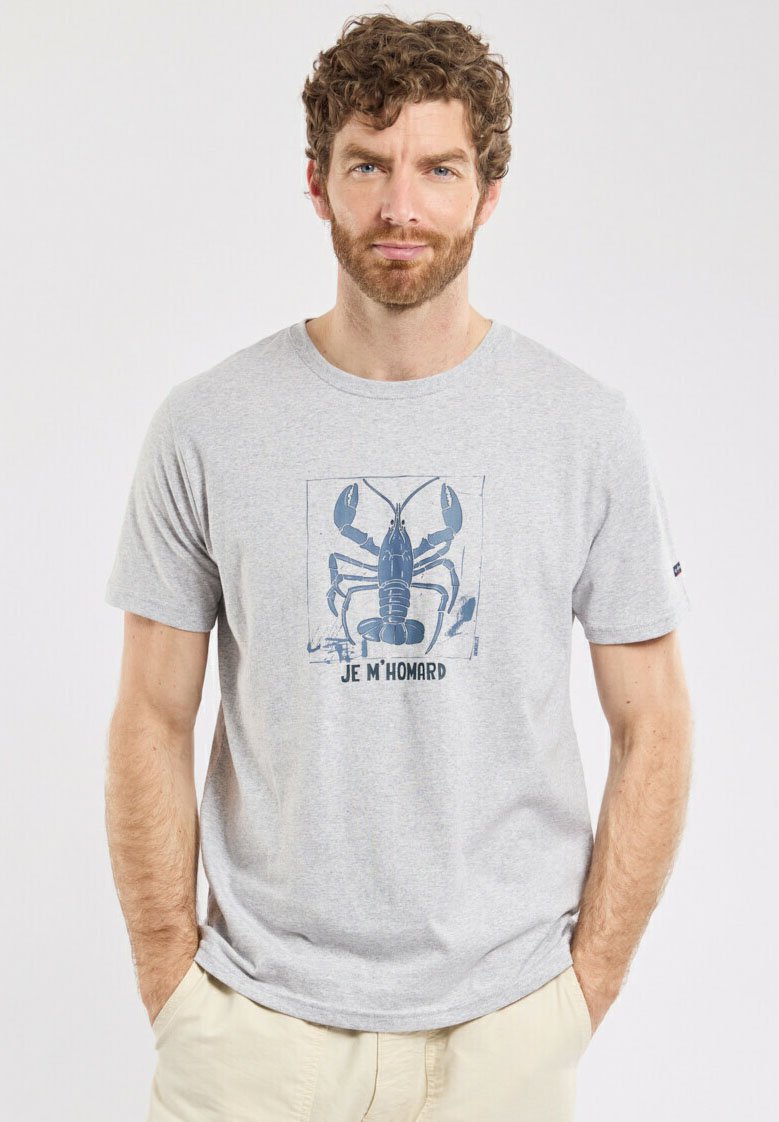 T-shirt en coton gris avec un graphique de homard bleu et le texte "JE M'HOMARD", avec un col rond classique et des manches courtes.