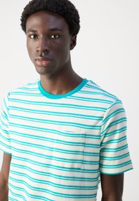 Scotch & Soda STRUCTURED STRIPE POCKET - Μπλουζάκι με στάμπα - swan/ sea glass
