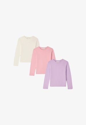 Fioletowa bluzka z długim rękawem w połączeniu z luźnymi, jasnoniebieskimi dżinsami. Białe sneakersy z różowymi akcentami. Prosty design, bez widocznych wzorów.