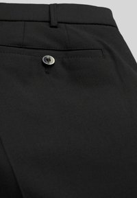 Schwarze Hose mit glatter Textur, ausgestattet mit einer Gesäßtasche, einem silbernen Knopf und verstärkten Nähten am Bund.