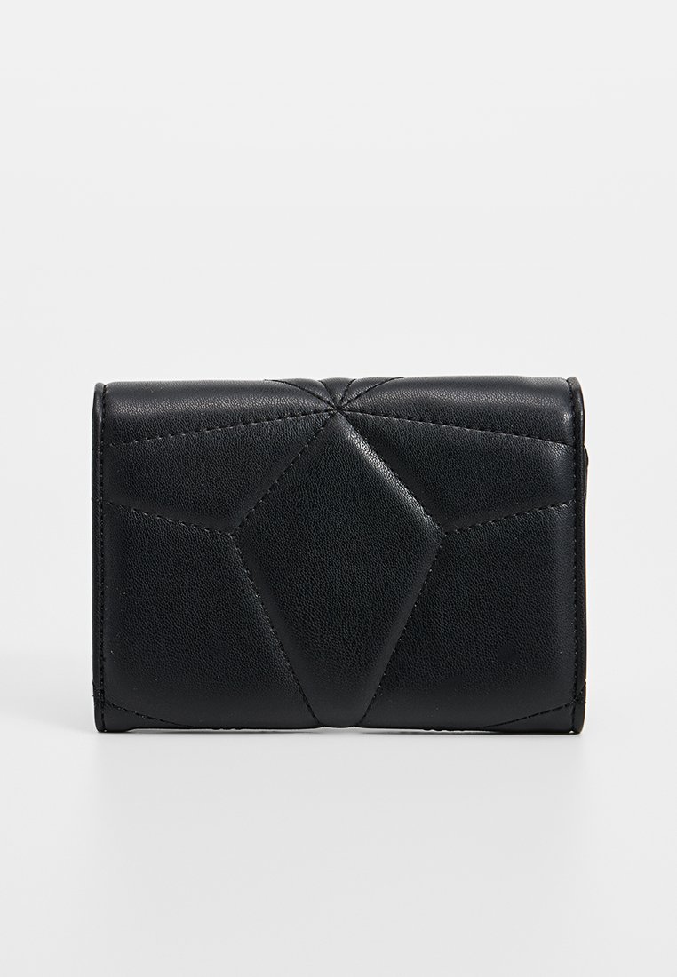 Schwarze Lederbörse mit geometrischer Steppnaht und strukturiertem Oberflächen, ausgestattet mit rechteckiger Form und kompaktem Design.