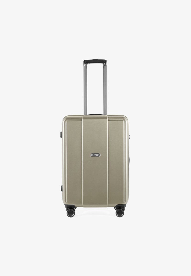 Zilveren hard-shell koffer met een gestructureerde afwerking, twee inline wielen, een uittrekbare handgreep en een logo aan de voorkant.