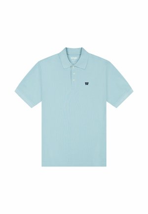 Polo azzurro chiaro a maniche corte con tre bottoni e piccolo logo Wrangler blu scuro sul petto a sinistra.