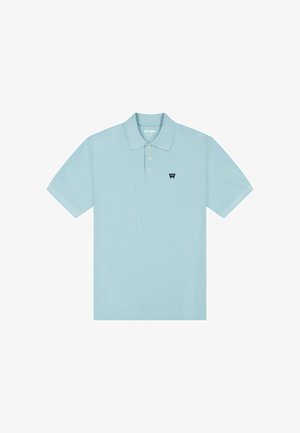 Polo azzurro chiaro a maniche corte con tre bottoni e piccolo logo Wrangler blu scuro sul petto a sinistra.