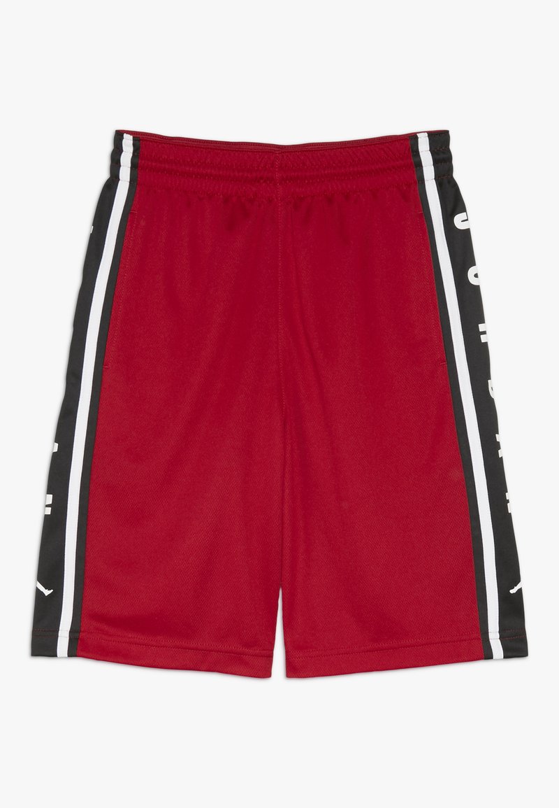 Shorts rossi in rete con vita elastica, pannelli laterali neri con strisce bianche e testo, e un design leggero.